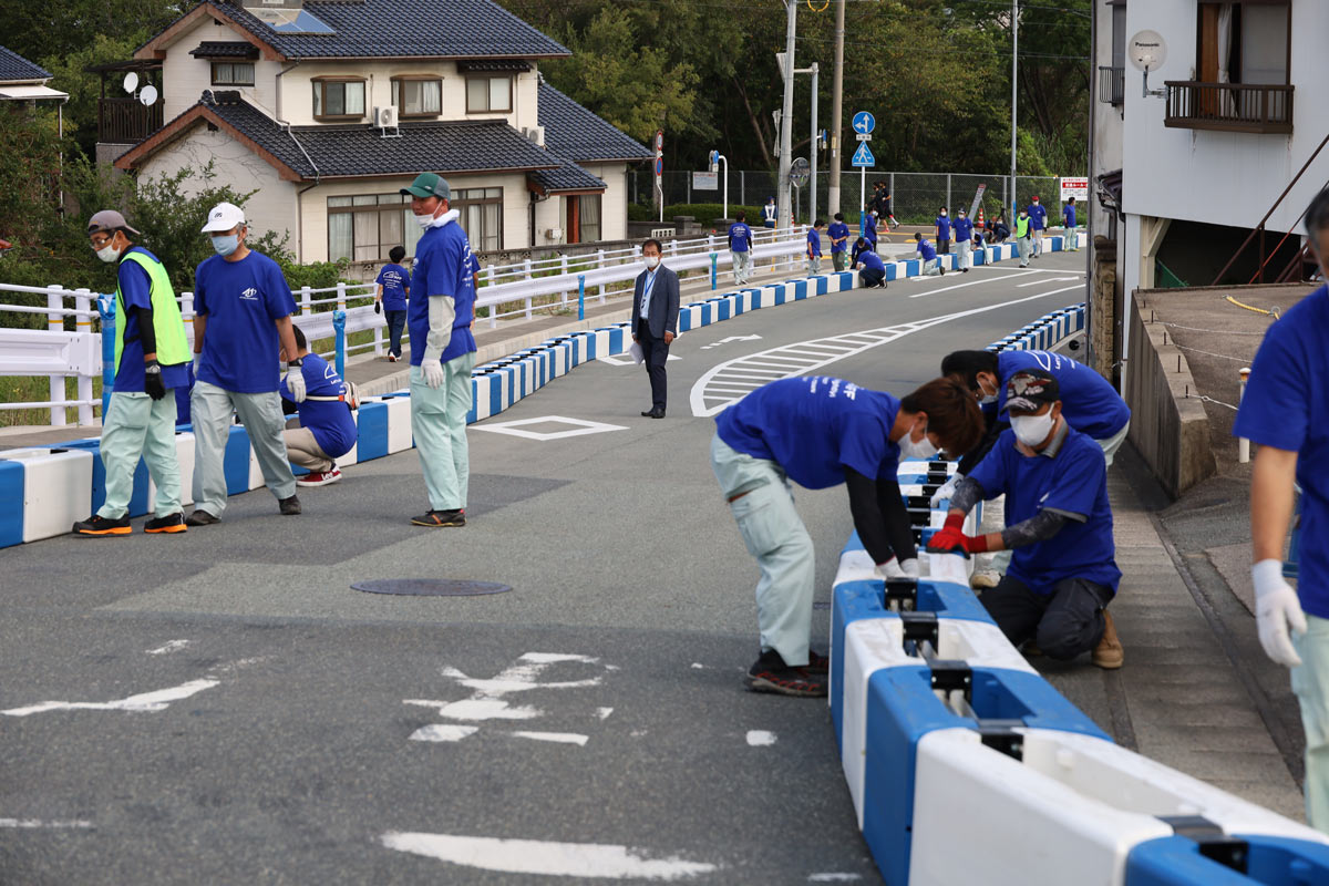 写真:A1市街地グランプリGOTSU2020のコース設営を行う地元ボランティア