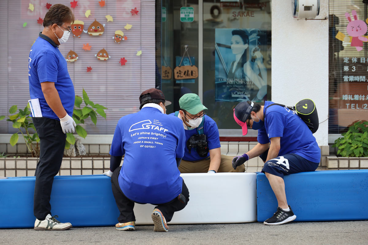写真：A1市街地グランプリGOTSU2020のコース設営を行う地元ボランティア